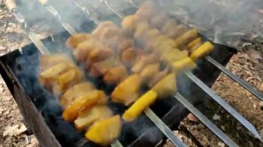 Domuz yağlı patatesler doğada ızgarada kızartılır.