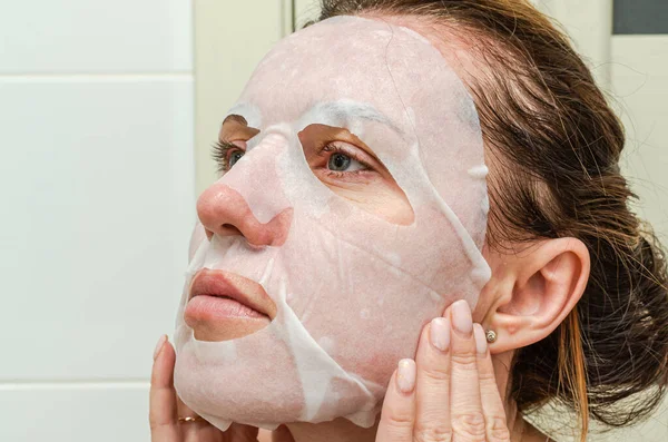 Mujer Joven Haciendo Máscara Sábanas Cara Durante Los Tratamientos Spa — Foto de Stock