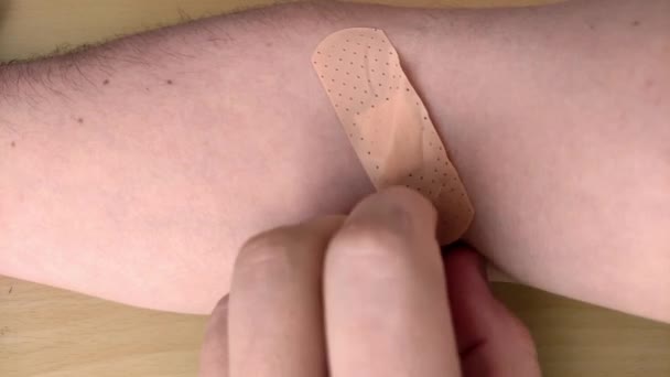 Lekarz Usuwa Plaster Ręki Pacjenta Pobraniu Krwi — Wideo stockowe