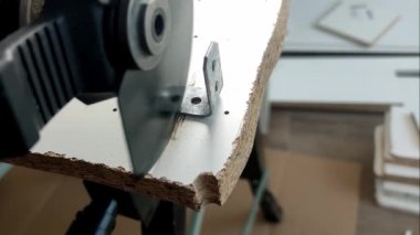 Usta, çok amaçlı bir yenileyici ile metal bir köşeyi kesiyor.