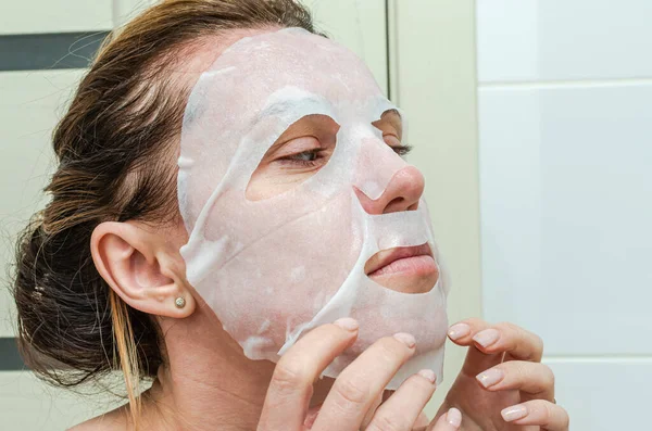 Mujer Joven Haciendo Máscara Sábanas Cara Durante Los Tratamientos Spa — Foto de Stock