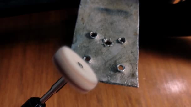 Usta Metali Elektrikle Çoklu Bir Aletle Parlatıyor — Stok video