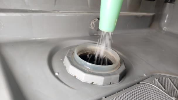 食器洗い機塩を水の柔らかい穴に注ぐ家政婦 — ストック動画