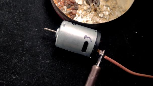 Maestro Repara Motor Eléctrico Soldando Los Cables Con Soldador — Vídeos de Stock