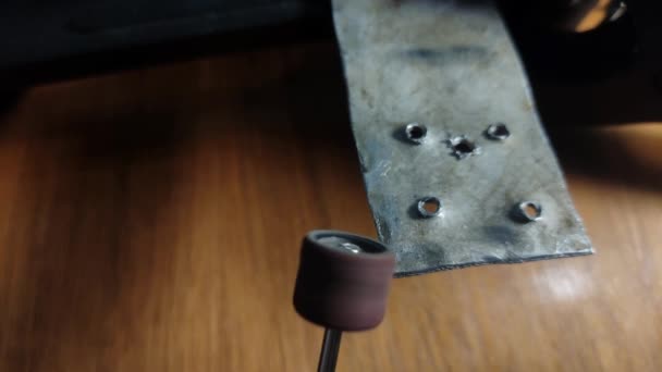 Usta Metali Elektrikle Çoklu Bir Aletle Parlatıyor — Stok video