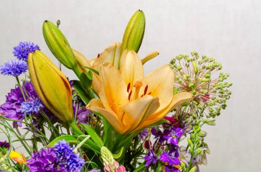 Çok renkli bir buket taze çiçek.