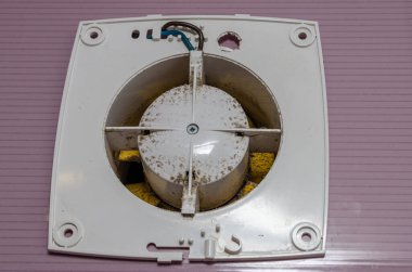 Evin vantilatörünün kirli pervaneleri dairede dönüyor.