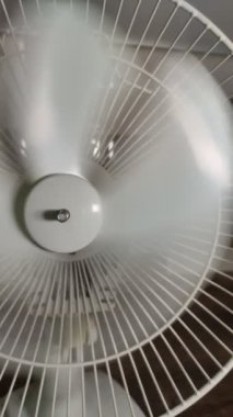 Dikey video. Ev pervanesi havayı temizliyor.