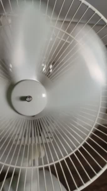 Verticale Video Huishoudelijke Ventilator Verfrist Lucht — Stockvideo