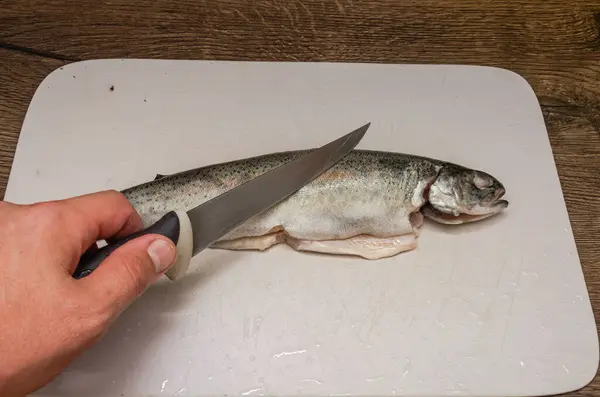 Der Koch Schneidet Forellenfische Auf Einem Schneidebrett — Stockfoto