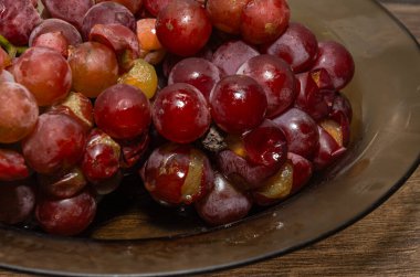 Bozuk üzümler tabakta