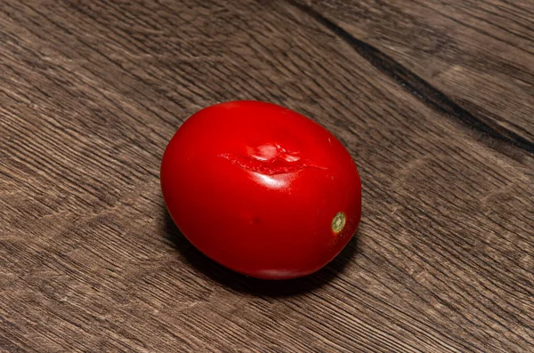 テーブルの上に腐ったトマト — ストック写真