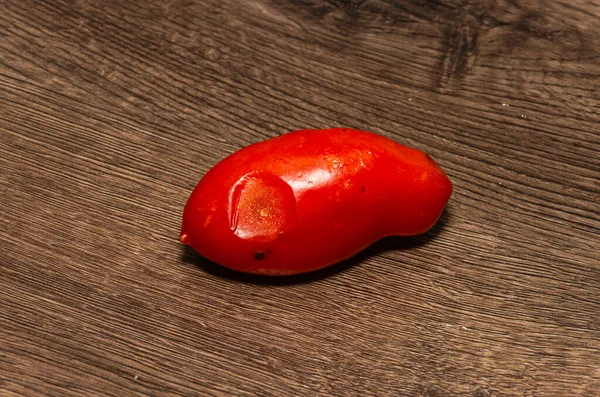 桌上腐烂的烂番茄 — 图库照片