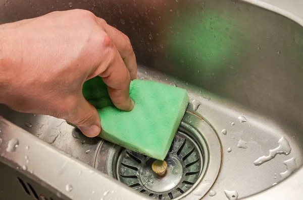 Hushållerskan Tvättar Smutsigt Handfat Med Tvättlapp Royaltyfria Stockfoton