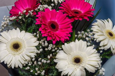 Renkli çiçeklerden oluşan güzel bir buket