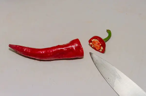 Chef Schneidet Rote Chilischote Mit Messer — Stockfoto