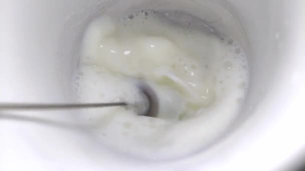 Повар Взбивает Молочную Пену Смесителем — стоковое видео