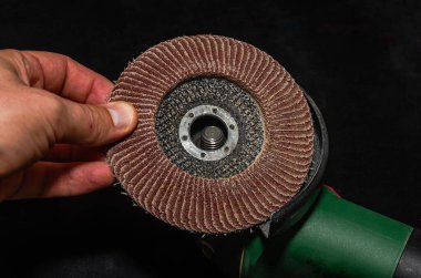 Usta açılı öğütücüye bir disk yerleştirir.