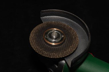 Usta açılı öğütücüye bir disk yerleştirir.