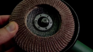 Usta açılı öğütücüye bir disk yerleştirir.