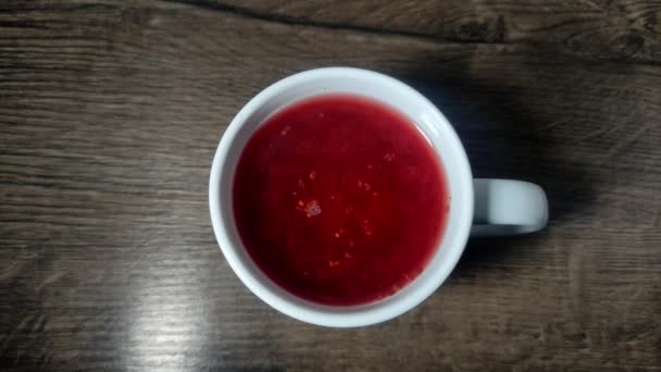 マグカップで醸造されたフルーツティー — ストック動画