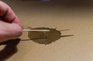 Usta yapıştırıcı epoksi reçineyle daha kalın karıştırır.