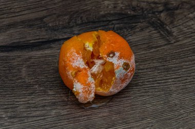 Ahşap arka planda çürük mandalina