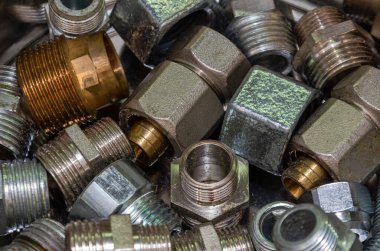 Borular için aralıklı metal bağlantılar