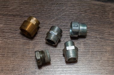 Borular için aralıklı metal bağlantılar