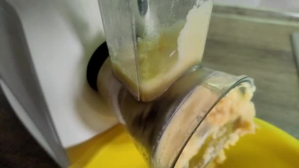 Der Koch Zerkleinert Kartoffeln Auf Einer Elektrischen Reibe — Stockvideo