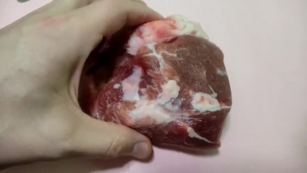 Kesme Tahtasındaki Bıçakla Çiğ Domuz Eti Yemek Hazırlığı — Stok video