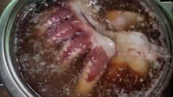 Kucharz Gotuje Macki Kałamarnicy Wrzącej Wodzie — Wideo stockowe