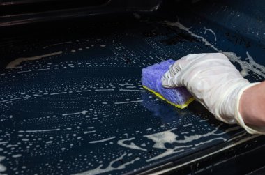 Japon balığı, siyah arka planda izole edilmiş bir bardakta yüzer.