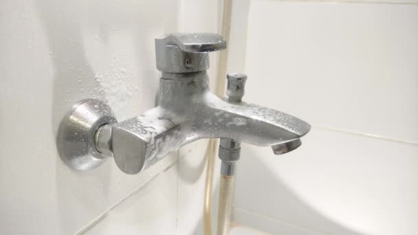 Haushälterin Reinigt Badezimmerarmaturen Mit Haushaltschemikalien — Stockvideo