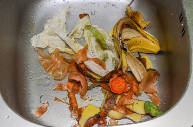 Organik atıklar, soyulmuş sebzeler lavaboda.