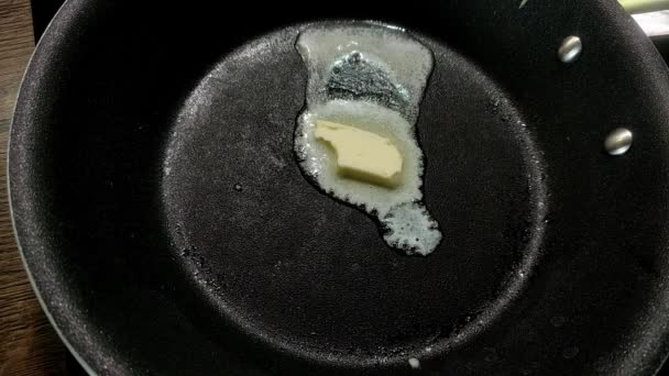 Butter Einer Heißen Pfanne Geschmolzen — Stockvideo