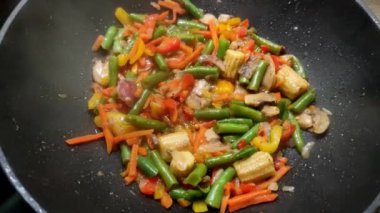 Sebzeler tavada kızarır.