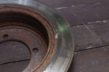 Paslı eskimiş araba fren diski