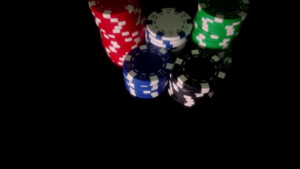 黒い背景のカジノでポーカーチップとカード — ストック動画