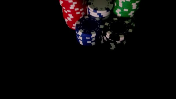 黑底赌场里的扑克筹码和扑克牌 — 图库视频影像