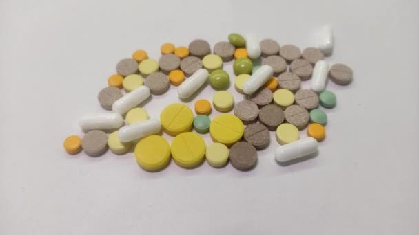 表上的多彩色的药丸 — 图库视频影像