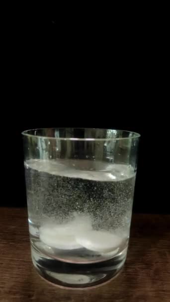 水中に溶解する溶解熱タブレット バーティカルビデオ — ストック動画