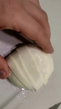 Aşçı mozarella peynirini kesme tahtasıyla keser. Dikey video