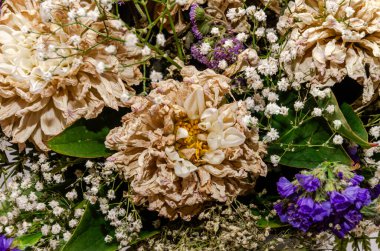 Kurumuş çiçekleri buketin içinde.