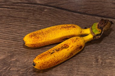 Masanın üzerinde siyah noktalı bebek muzları var.