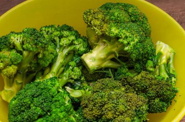 Mutfaktaki kesme tahtasında brokoli var.