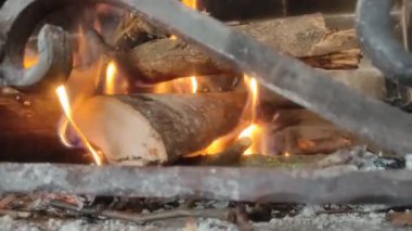 Şöminede yanan odun, sakinlik ve rahatlık kavramı.