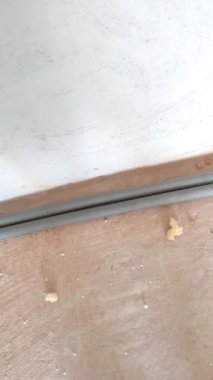 Su tedarik kurulumu sırasında şantiyedeki boru tesisatı.