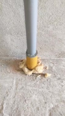 Su tedarik kurulumu sırasında şantiyedeki boru tesisatı.