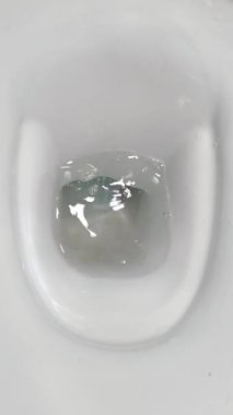 Fışkırtıcı tuvalet temizleme tableti aktif kireç puluyla kirli tuvaleti temizliyor